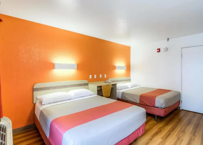 Hotel 6 Chicago - Elk Grove
