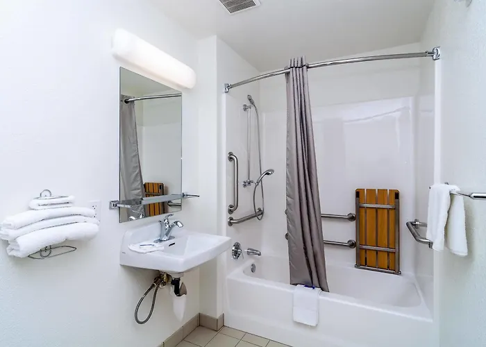 6 Chicago - Elk Grove Hotel 2*