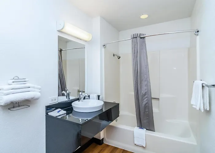 6 Chicago - Elk Grove Hotel 2*
