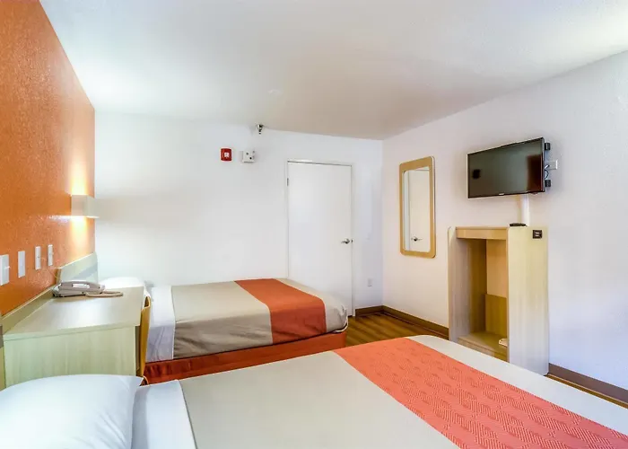 Hotel 6 Chicago - Elk Grove 2*