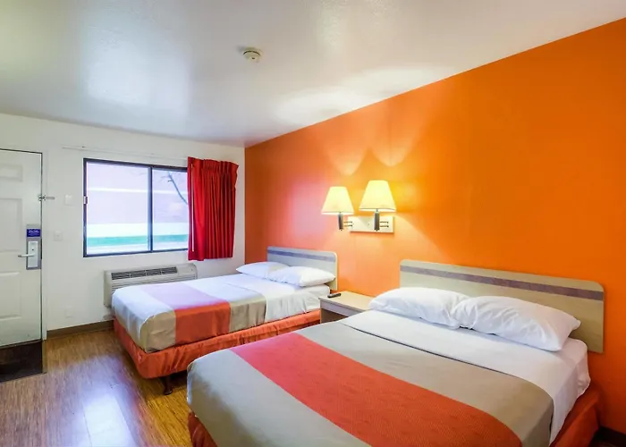 6 Chicago - Elk Grove Hotel 2*