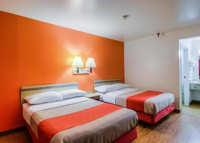 Hotel 6 Chicago - Elk Grove Elk Grove Village