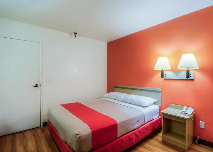 Hotel 6 Chicago - Elk Grove Elk Grove Village