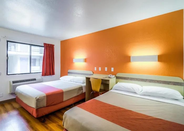 Hotel 6 Chicago - Elk Grove 2*