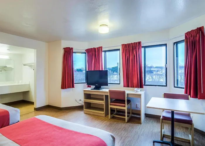 Hotel 6 Chicago - Elk Grove 2*