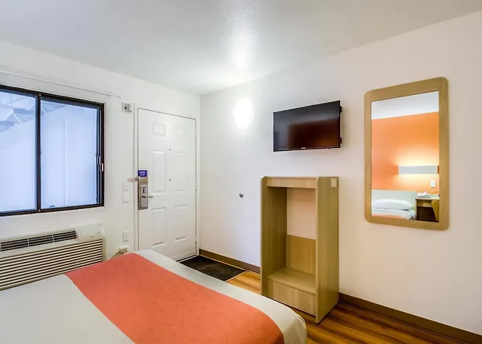Hotel 6 Chicago - Elk Grove 2*