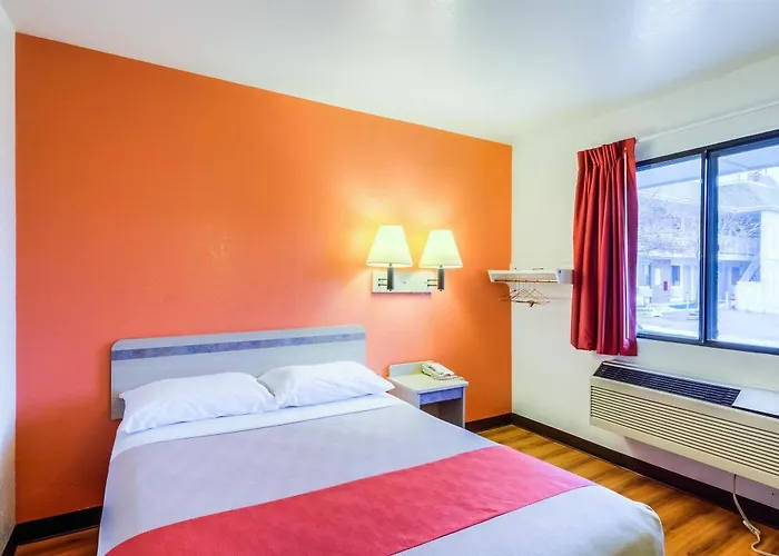 Hotel 6 Chicago - Elk Grove 2*
