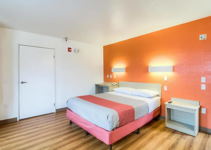 6 Chicago - Elk Grove Hotel 2*
