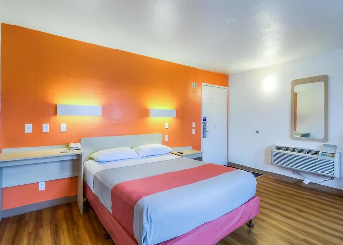Hotel 6 Chicago - Elk Grove