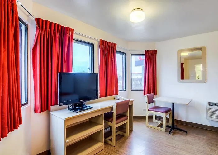 6 Chicago - Elk Grove Hotel 2*